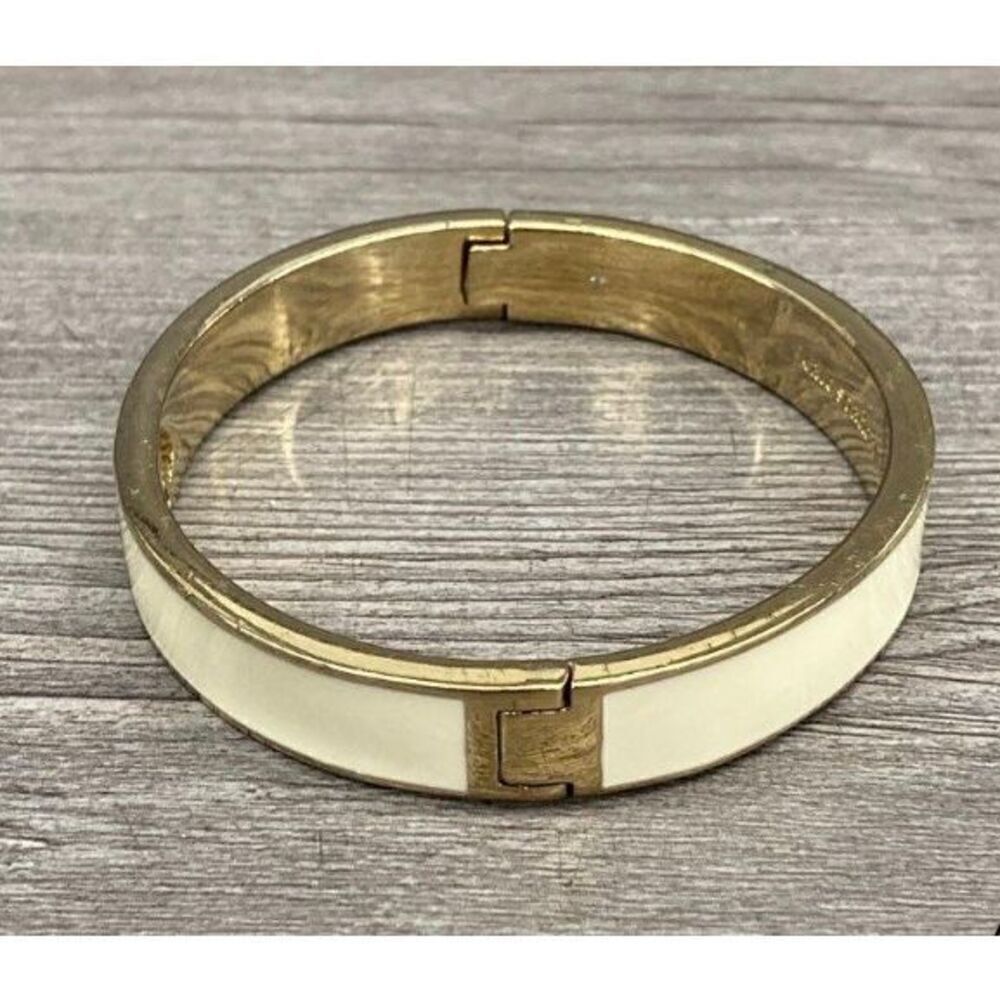 EUC Kate Spade Cream Enamel Spade Punch Hinged Bangle Bracelet Gold-Tone size 7 - Picture 2 of 6
